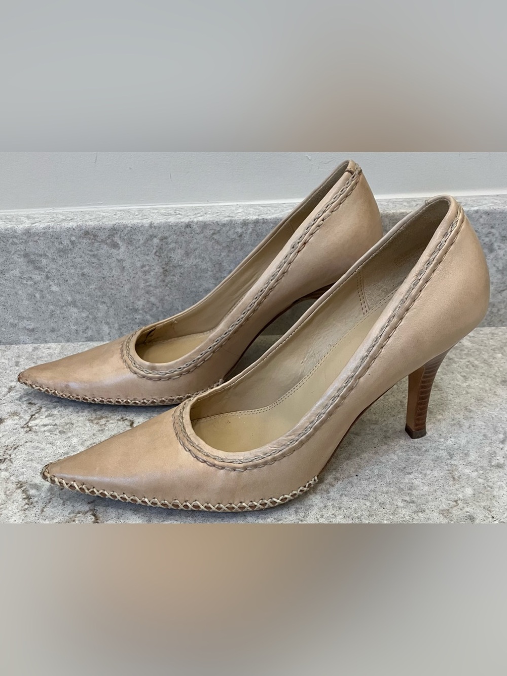 TAHARI LEATHER HEELS